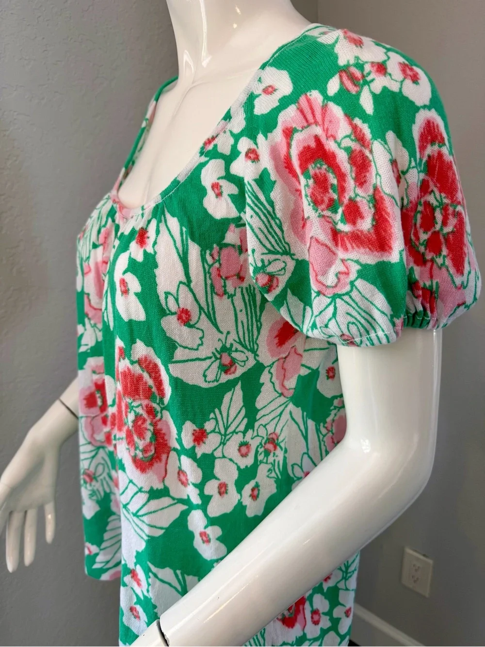 Lilly Pulitzer M Green Floral Scoop Neck Top with Pink Roses - Picture 3 of 6